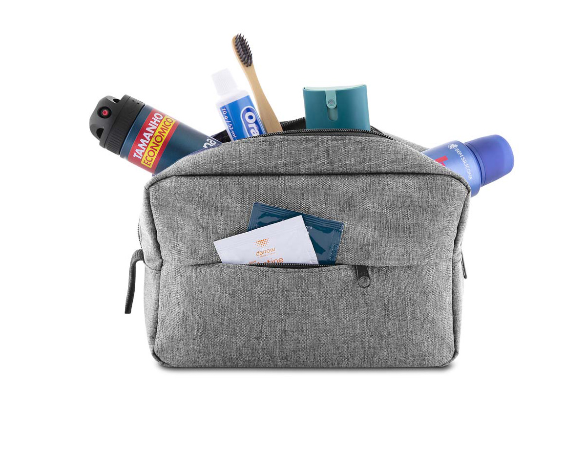 Nécessaire em poliéster 300D resistente, ideal para organização de itens pessoais. Conta com compartimento frontal com zíper para fácil acesso e alça de mão para transporte prático. Funcional e versátil, é uma excelente opção de brinde corporativo, unindo utilidade e estilo.