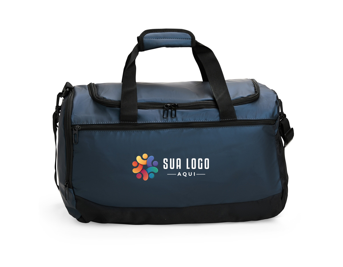 Bolsa em couro sintético impermeável, com detalhes em malha e capacidade de até 26 litros. Apresenta três compartimentos em diferentes tamanhos, incluindo espaço tênis, além de bolso lateral em tela de nylon com elástico. Possui duas alças de mão com suporte de velcro e alça transversal.
