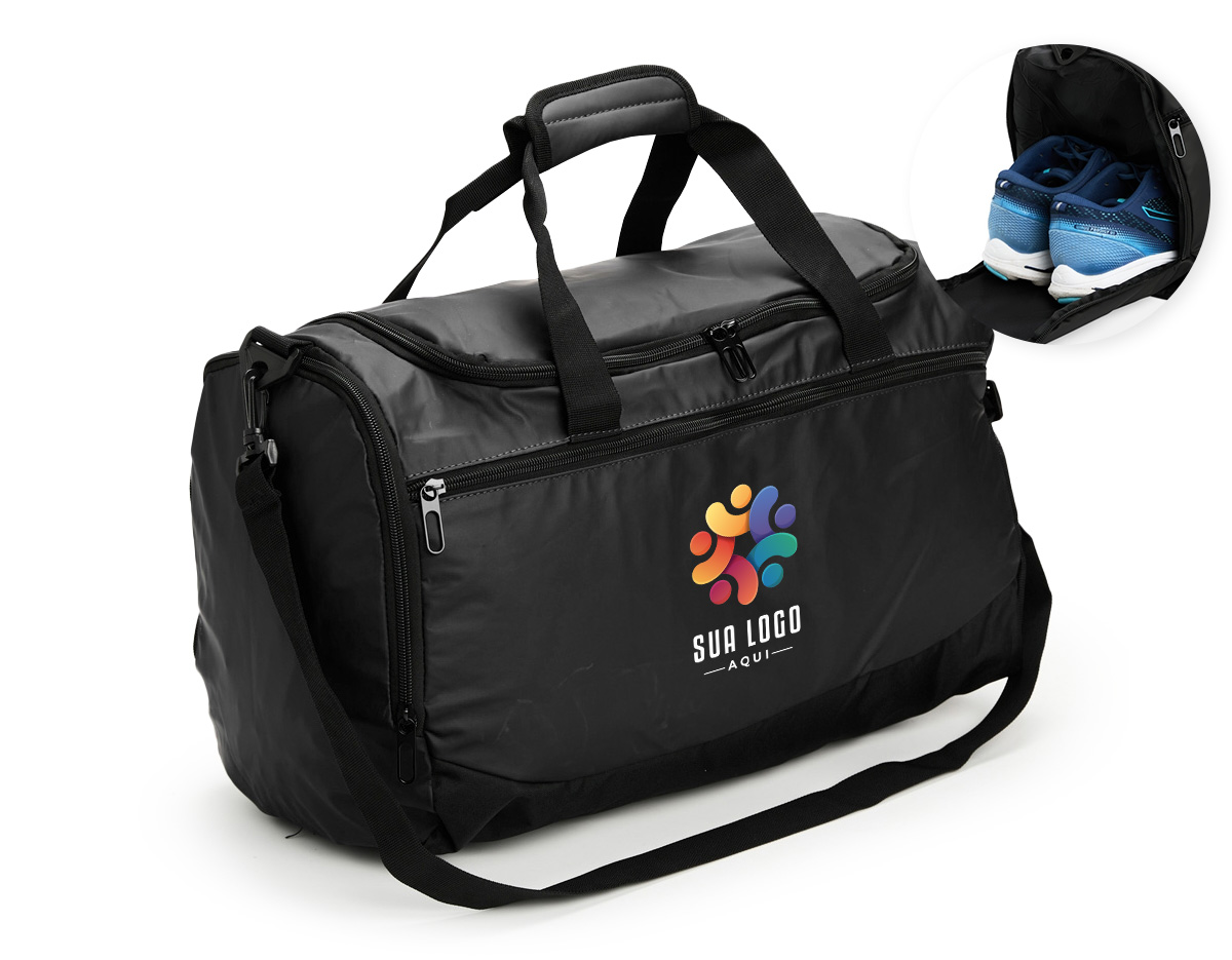 Bolsa em couro sintético impermeável, com detalhes em malha e capacidade de até 26 litros. Apresenta três compartimentos em diferentes tamanhos, incluindo espaço tênis, além de bolso lateral em tela de nylon com elástico. Possui duas alças de mão com suporte de velcro e alça transversal.