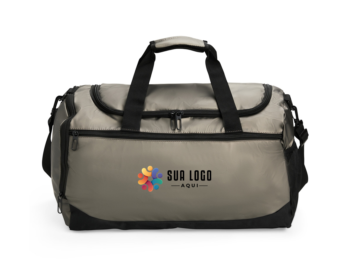 Bolsa em couro sintético impermeável, com detalhes em malha e capacidade de até 26 litros. Apresenta três compartimentos em diferentes tamanhos, incluindo espaço tênis, além de bolso lateral em tela de nylon com elástico. Possui duas alças de mão com suporte de velcro e alça transversal.