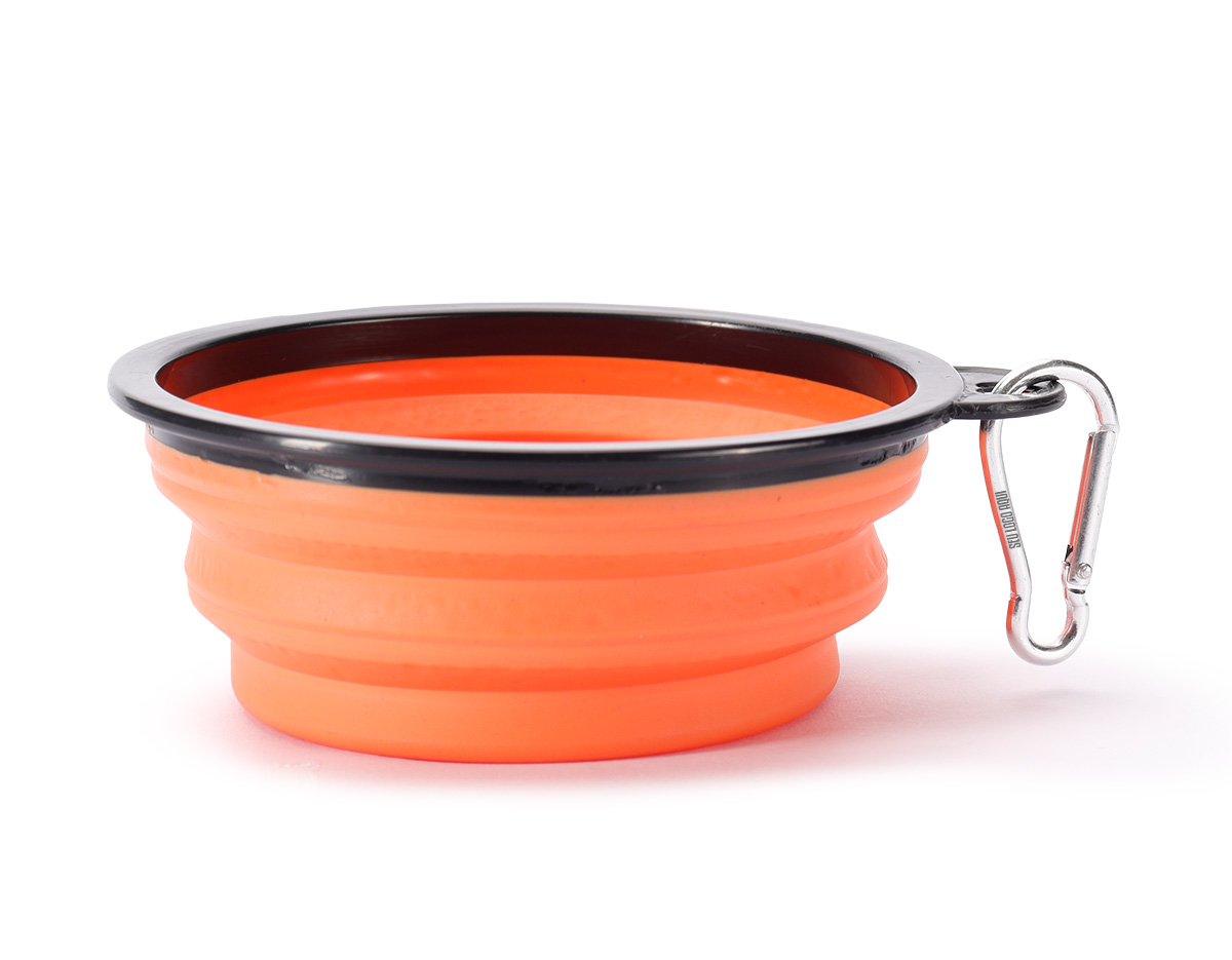 Tigela retrátil para pets feita em silicone com borda plástica equipada com encaixe para mosquetão e capacidade de até 350ml. Acompanha mosquetão metálico para facilitar o transporte.