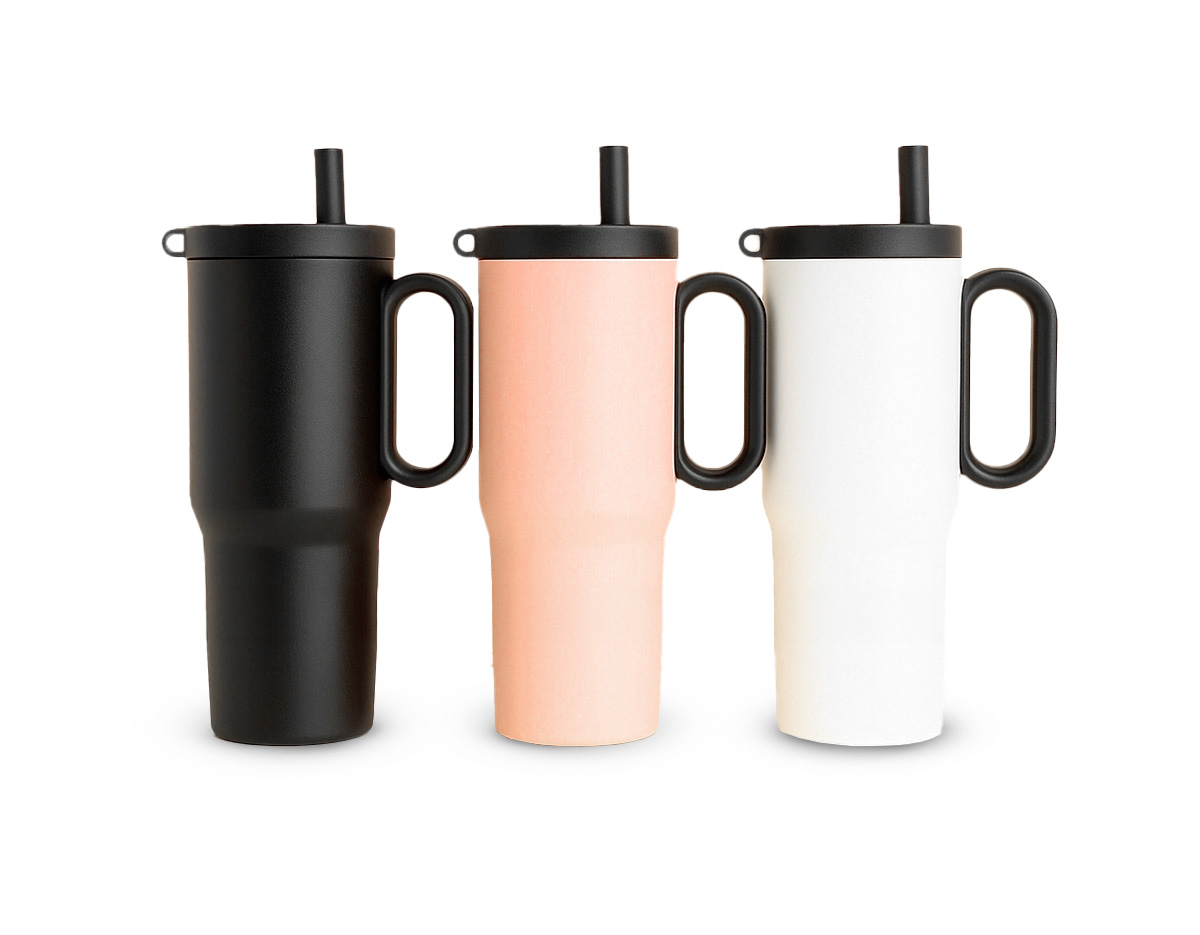 Caneca térmica em inox 304 com pintura eletrostática, alça lateral em plástico e capacidade de até 750ml. Conta com estrutura de parede dupla e vedação a vácuo para manter a temperatura de líquidos por mais tempo. Possui tampa plástica rosqueável com acesso para canudo, infusor removível e alça para fixação de chaveiro ou gancho. Acompanha canudo plástico para encaixe.
