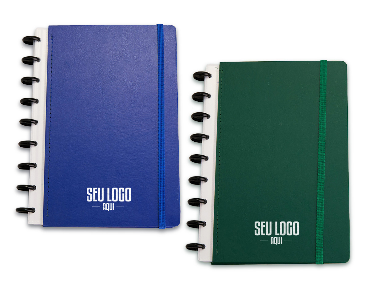 Caderno de capa dura, fechamento em elástico e encadernação com discos plásticos reposicionáveis, que permitem retirar e adicionar folhas compatíveis. Apresenta página para dados pessoais, calendários de 2025 e 2026, folha com instruções de uso e bolso plástico. Possui cerca de 80 folhas brancas pautadas.
