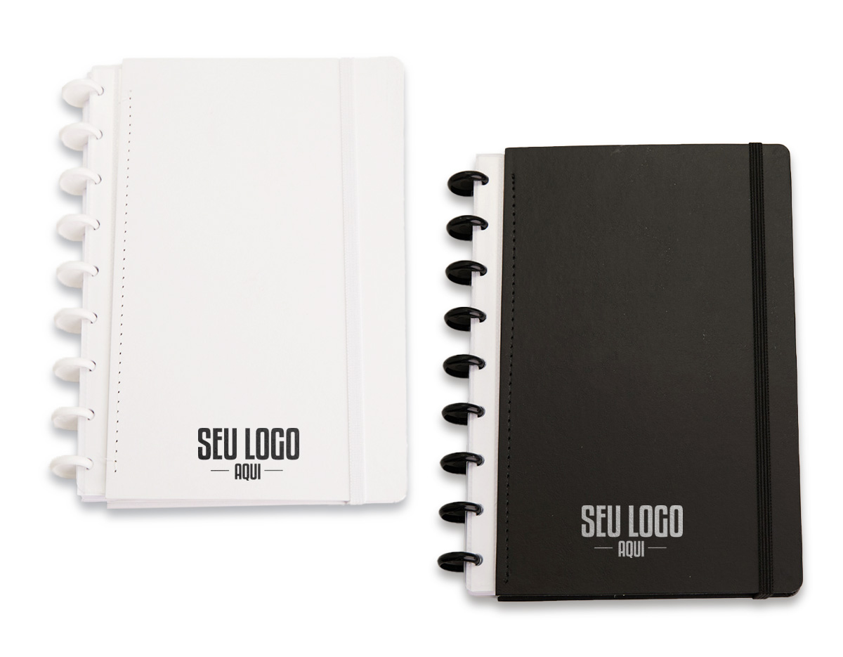 Caderno de capa dura, fechamento em elástico e encadernação com discos plásticos reposicionáveis, que permitem retirar e adicionar folhas compatíveis. Apresenta página para dados pessoais, calendários de 2025 e 2026, folha com instruções de uso e bolso plástico. Possui cerca de 80 folhas brancas pautadas.