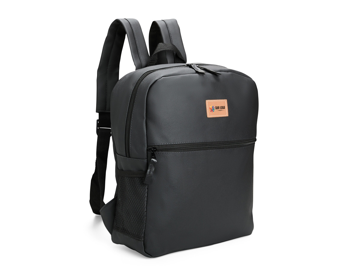 Mochila feita em couro sintético impermeável, com fechamento em zíper e capacidade máxima de 20 litros. Apresenta divisória interna, ideal para notebooks de até 14 polegadas. Conta também com um bolso frontal com uma plaquinha costurada e dois bolsos laterais em tela feitos em nylon.