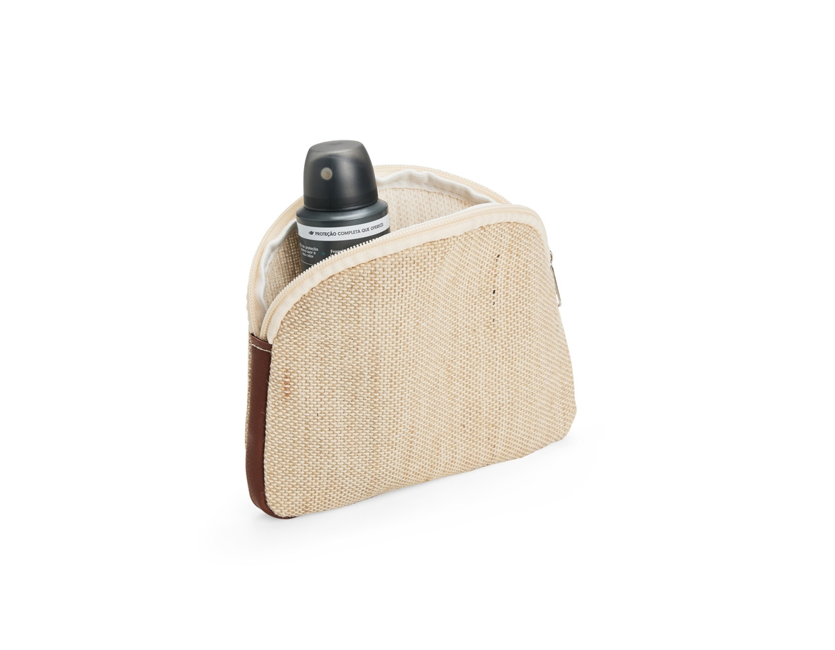 Nécessaire confeccionado em juta, material resistente e sustentável, com fechamento em zíper que garante praticidade no uso. Possui detalhes laterais em bidim que valorizam o design natural. Ideal como brinde corporativo, une utilidade, estilo e apelo ecológico.