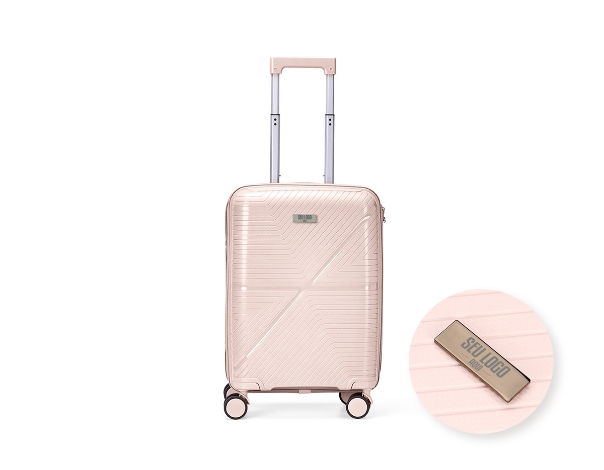 Mala de viagem feita em plástico resistente com capacidade máxima de 30 litros. Possui espaço interno com divisória, que contém bolso em tela e outro espaço com cinta compressora para organização de objetos. Conta ainda com alça de mãos, quatro rodinhas com giro em 360º, puxador com ajuste de nível e cadeado numérico TSA. Acompanha placa em metal para personalização.