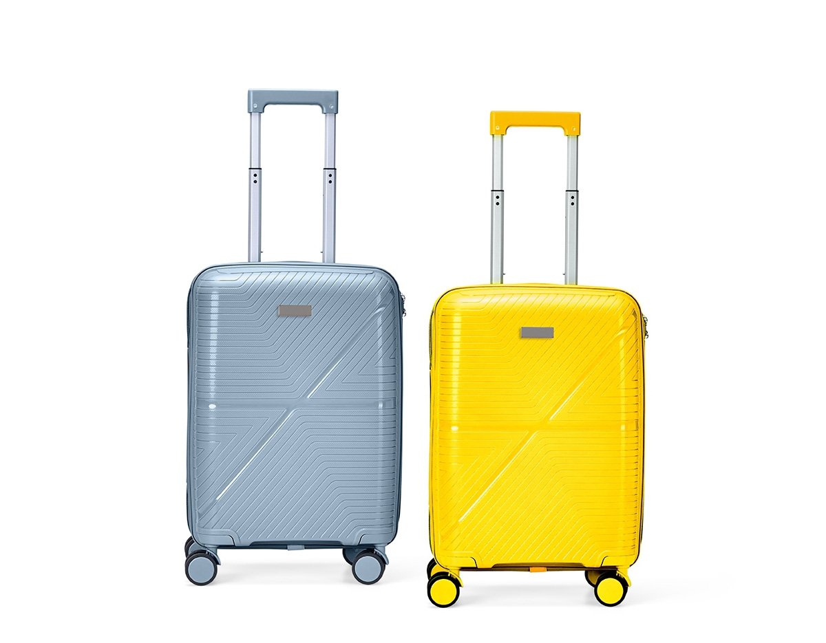Mala de viagem feita em plástico resistente com capacidade máxima de 30 litros. Possui espaço interno com divisória, que contém bolso em tela e outro espaço com cinta compressora para organização de objetos. Conta ainda com alça de mãos, quatro rodinhas com giro em 360º, puxador com ajuste de nível e cadeado numérico TSA. Acompanha placa em metal para personalização.