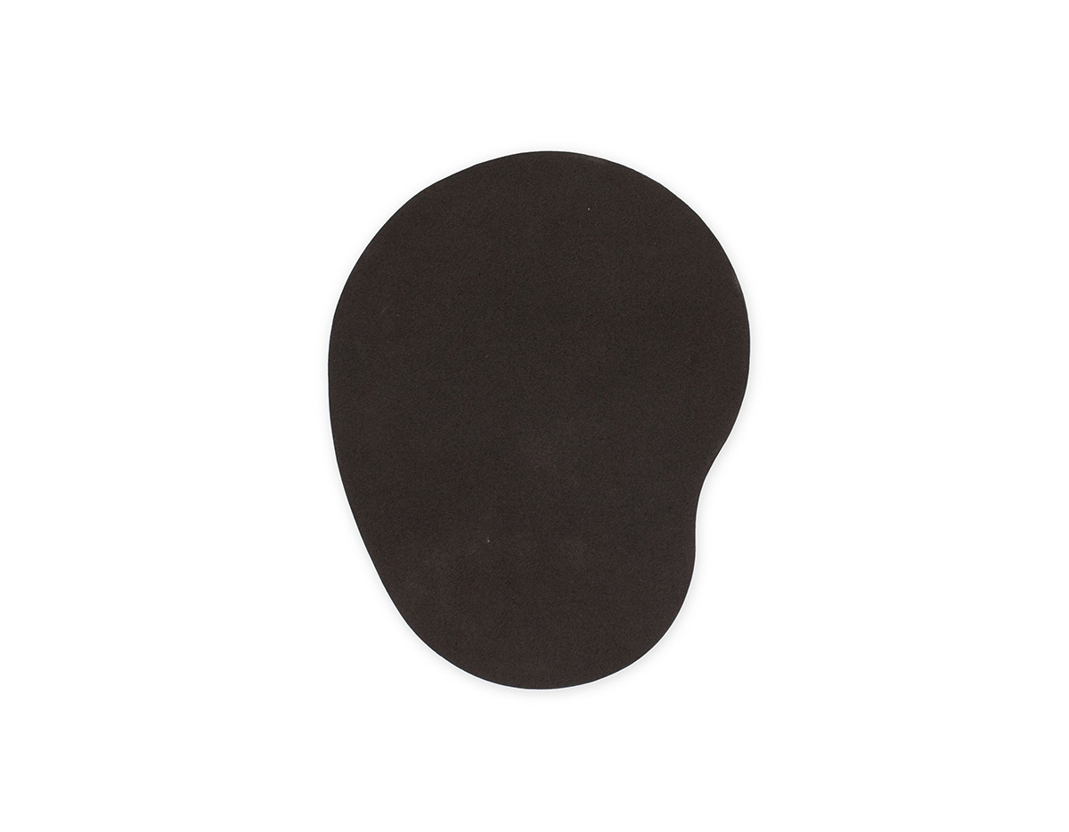 Mouse pad feito em poliéster e base em EVA. Possui design ergonômico que oferece maior conforto durante o uso graças ao seu apoio de punho com enchimento de espuma macia.