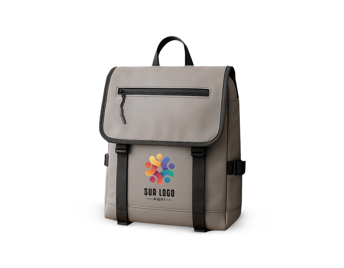 Mochila confeccionada em couro sintético com capacidade máxima de 18 litros. Possui abertura com zíper, tiras frontais em velcro e engate rápido. Apresenta divisória interna para notebook de até 15,3 polegadas, além de dois bolsos laterais e dois frontais, sendo um com fechamento em zíper próximo à abertura. Conta ainda com alças ajustáveis, costas acolchoadas em espuma respirável e engate traseiro para malas.