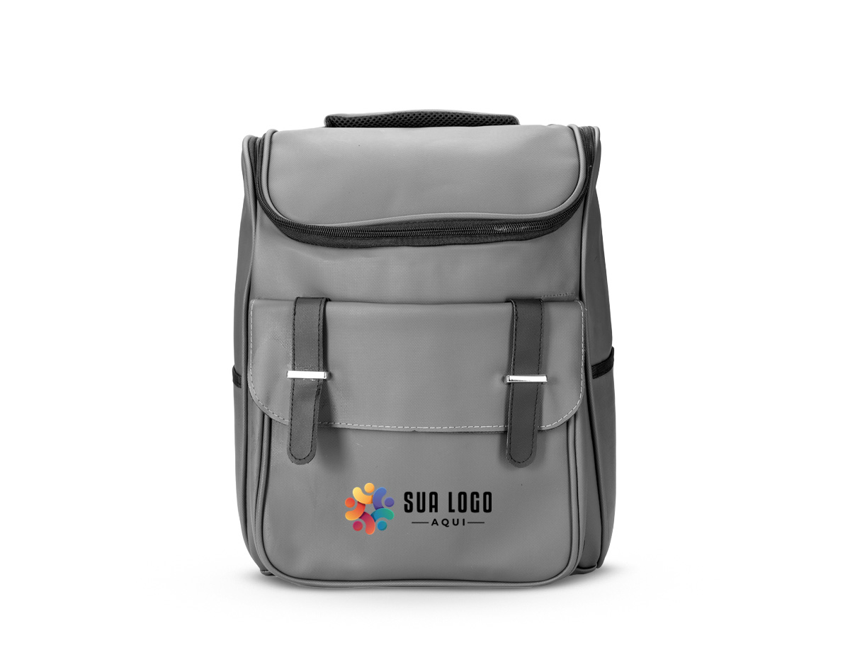 Mochila confeccionada em couro sintético impermeável com capacidade de até 18 litros. Possui compartimento interno para notebook de até 13 polegadas. Apresenta compartimento frontal com par de fivelas e fechamento em botões magnéticos, além de dois bolsos laterais. Possui área das costas e alças de mão e de costas com revestimento em tecido respirável.