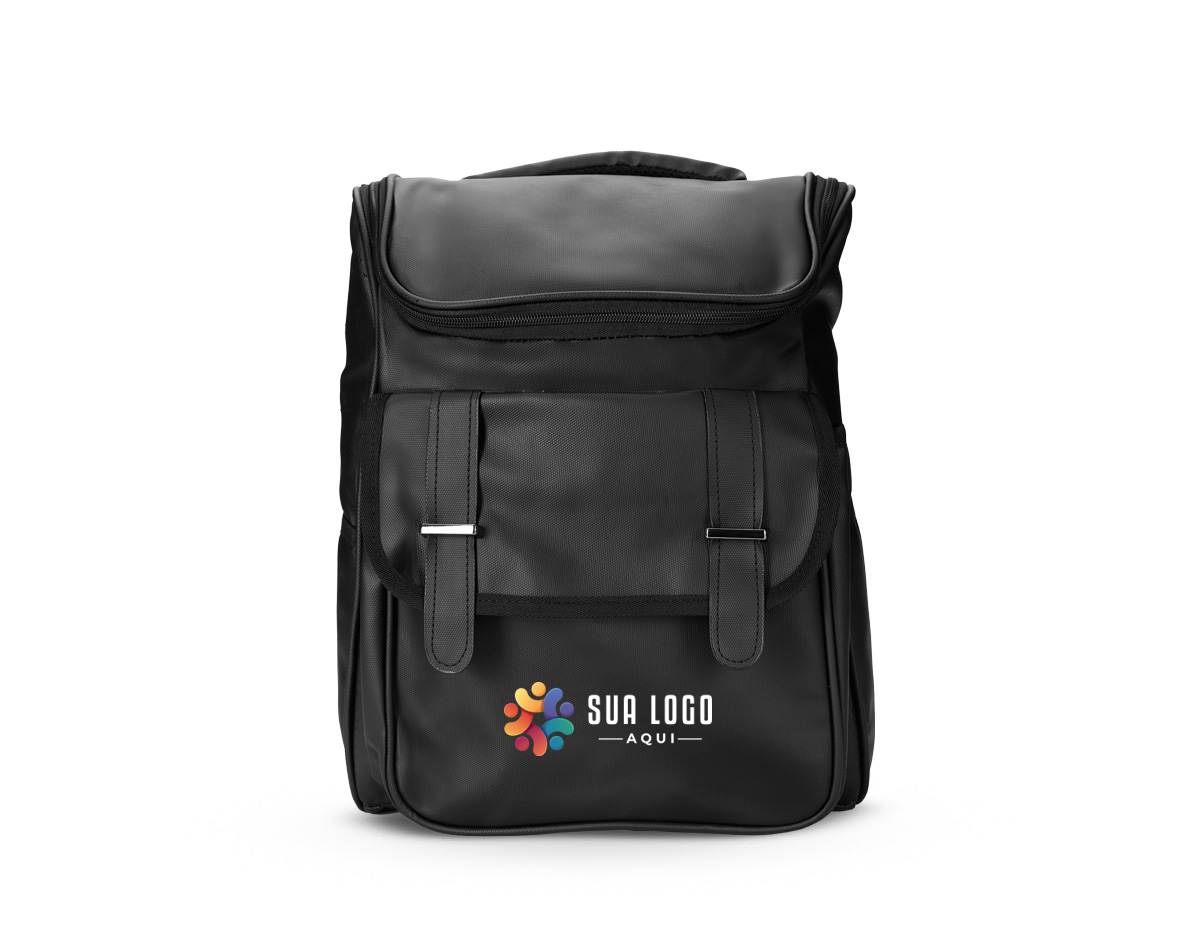 Mochila confeccionada em couro sintético impermeável com capacidade de até 18 litros. Possui compartimento interno para notebook de até 13 polegadas. Apresenta compartimento frontal com par de fivelas e fechamento em botões magnéticos, além de dois bolsos laterais. Possui área das costas e alças de mão e de costas com revestimento em tecido respirável.