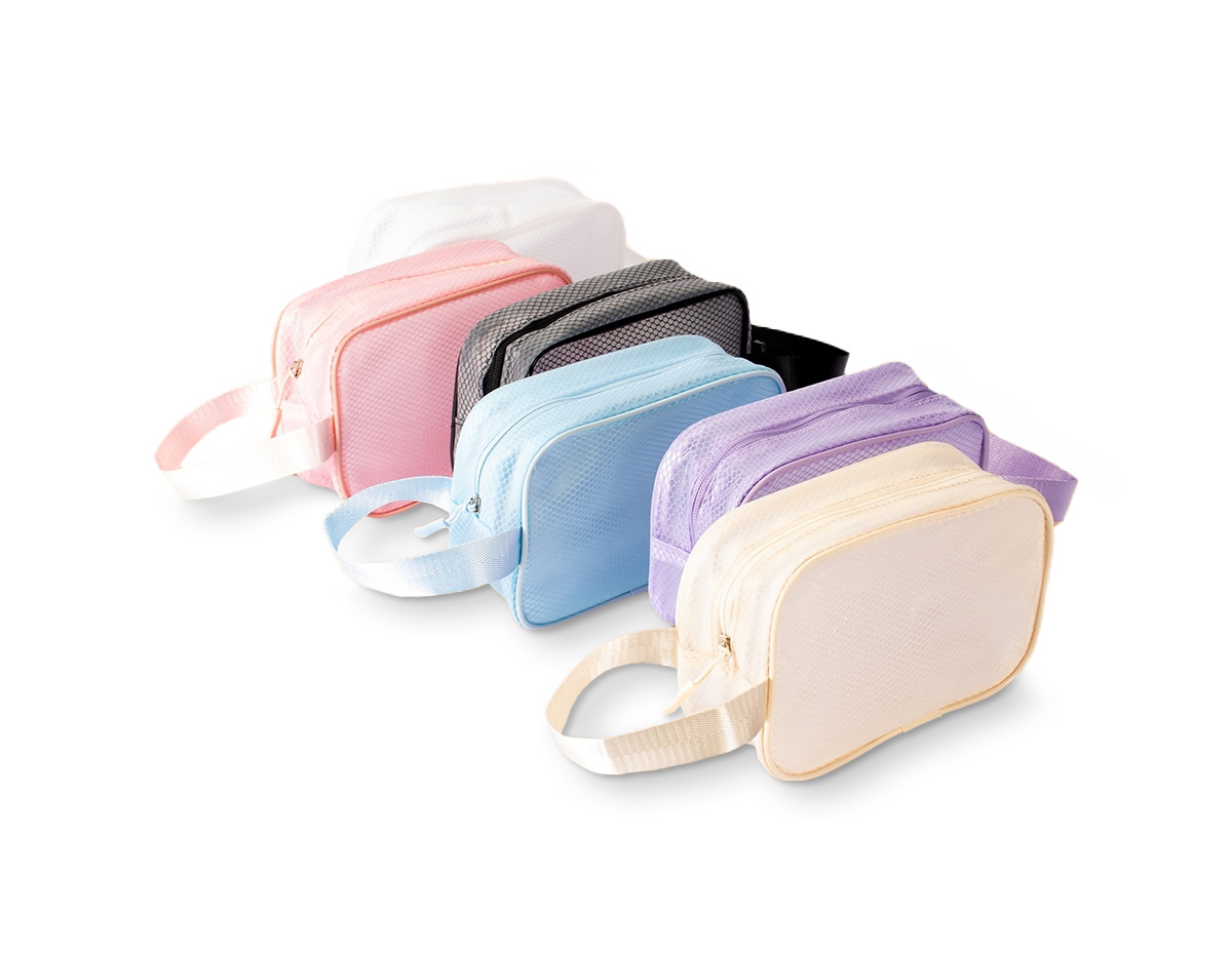Nécessaire confeccionada em EVA impermeável, material leve, flexível e de fácil higienização, ideal para proteger itens pessoais contra umidade. Possui abertura e fechamento em zíper, garantindo segurança no armazenamento de cosméticos, acessórios ou objetos de uso diário. Conta com alça lateral em nylon, que facilita o transporte e o manuseio em diferentes situações, como viagens, academia ou rotina profissional. Funcional e versátil, é um brinde corporativo de ampla aceitação, associado à praticidade, durabilidade e presença constante da marca no cotidiano do usuário.