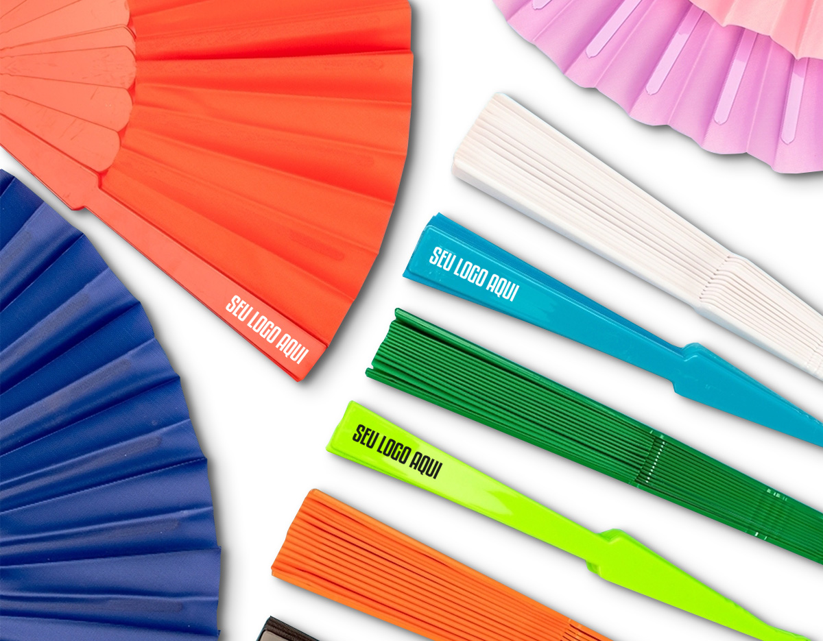 Leque com estrutura plástica compacta e resistente, revestido em tecido leve que garante ventilação prática e eficiente. Portátil e de fácil manuseio, é ideal para oferecer conforto em eventos ao ar livre, feiras e ações promocionais. Um brinde criativo que une utilidade e visibilidade para sua marca