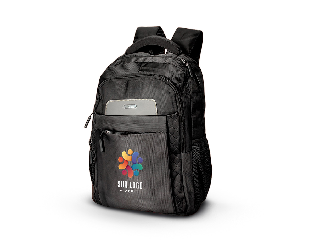 Mochila confeccionada em Jacquard 260 g/m² resistente à água, com detalhes em metal e couro sintético, fechamento em zíper com puxadores plásticos e capacidade de até 22 litros. Apresenta compartimento interno com divisória para notebooks de até 15,3 polegadas. Possui quatro compartimentos externos: dois bolsos frontais, um deles com divisórias internas e dois laterais abertos em tela de nylon. Dispõe ainda de alça de mão, duas alças de costas com engate para malas de viagem e costas acolchoadas em tecido respirável.