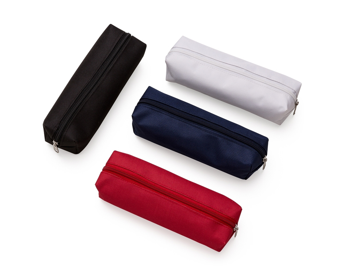 Moderno e resistente, este estojo de nylon inteiramente colorido possui fechamento em zíper e parte interna emborrachada, garantindo maior proteção e durabilidade. Ideal para armazenar e organizar itens no dia a dia, é um brinde corporativo funcional e de grande utilidade.