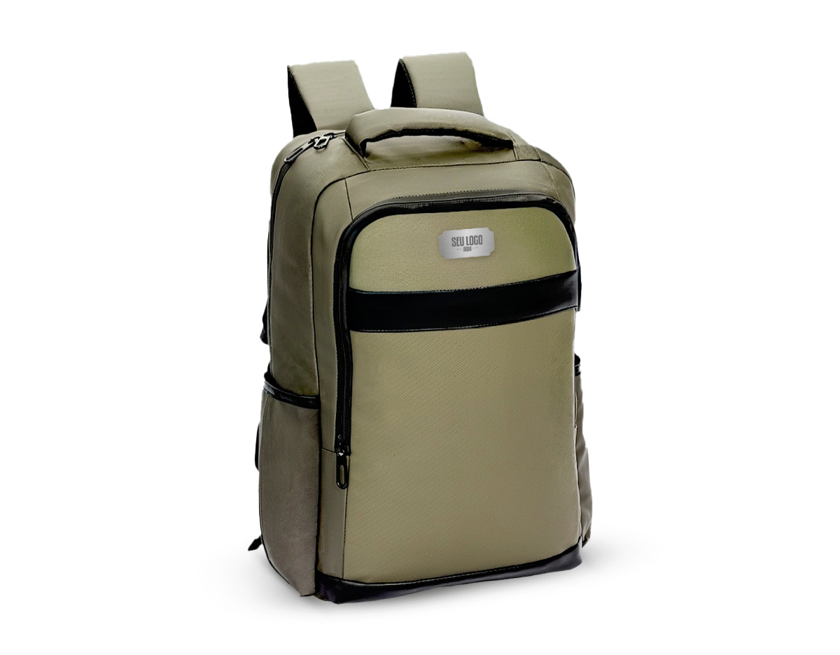 Mochila confeccionada em couro sintético impermeável, com fechamento em zíper e capacidade de até 21 litros. Conta com divisória interna para notebooks de até 15,3 polegadas e entrada para cabo USB. Possui cinco compartimentos externos, sendo um bolso frontal, outro com divisórias internas, dois bolsos laterais abertos e bolso antifurto traseiro. Dispõe ainda de alça de mão, duas alças para as costas com engate para malas de viagem e costas acolchoadas em tecido respirável. Acompanha placa metálica para personalização.