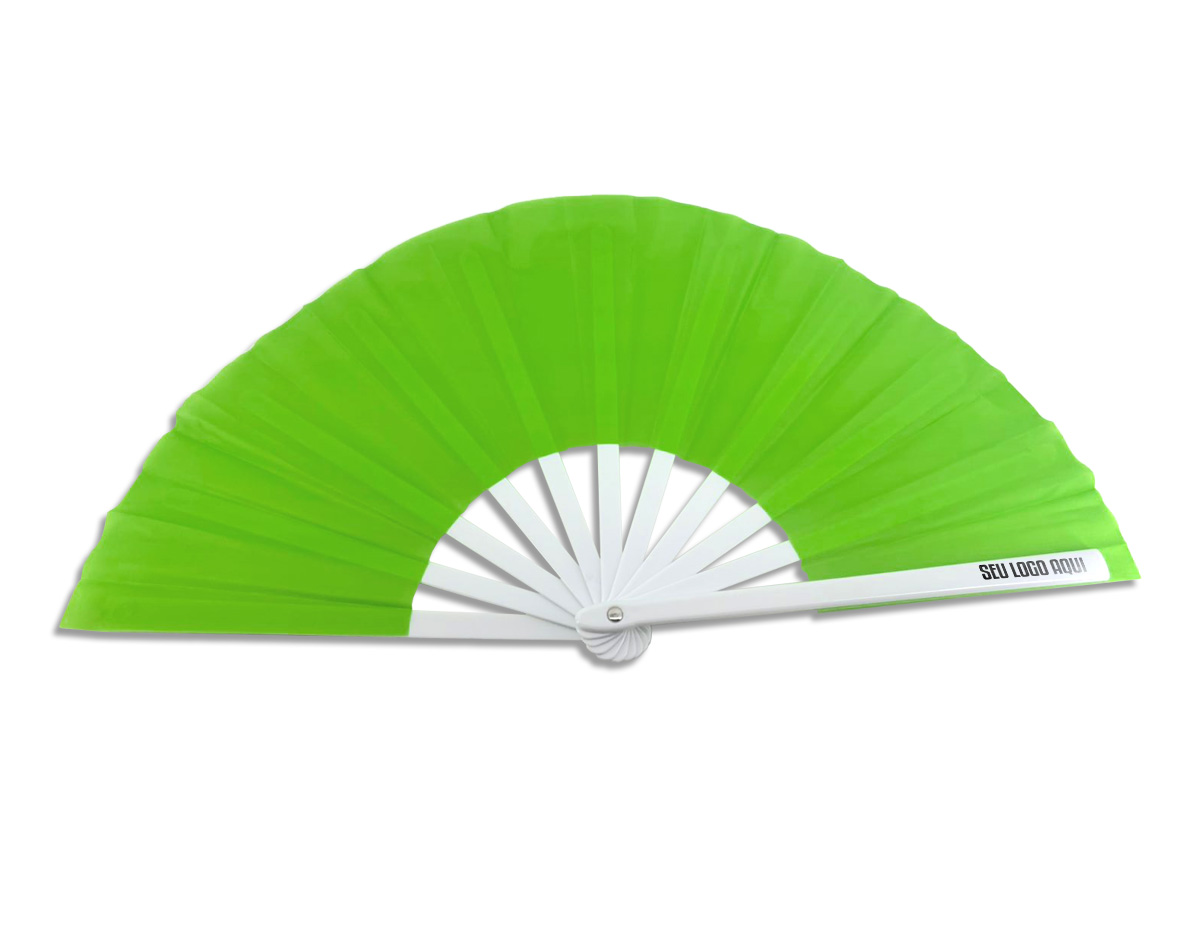 Leque com estrutura resistente em plástico e tecido leve, combina durabilidade e conforto. Ideal como brinde corporativo, transmite elegância e sofisticação, sendo perfeito para eventos, ações promocionais e uso diário em dias quentes.