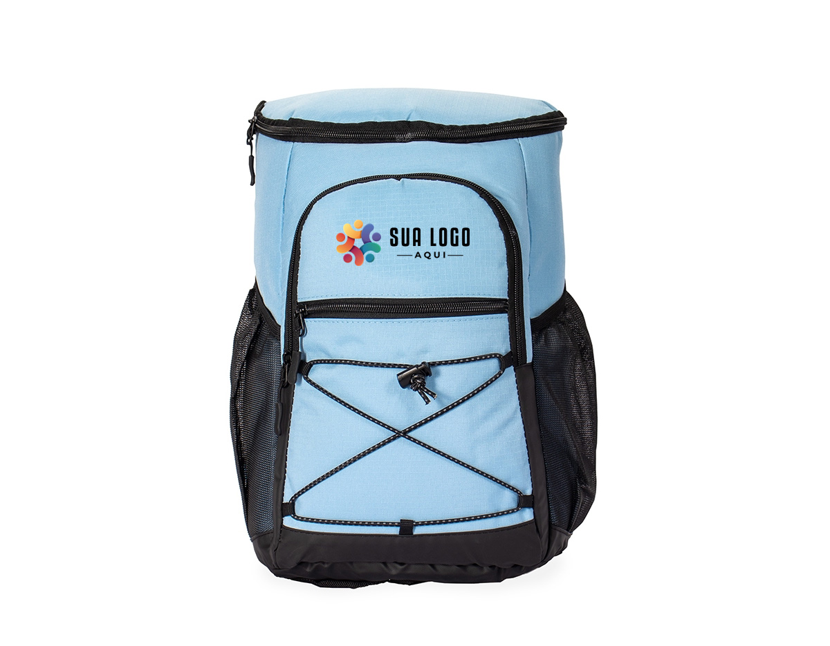  Mochila térmica confeccionada em poliéster impermeável com detalhes em couro sintético e capacidade máxima de 13 litros, distribuída em dois compartimentos revestidos em PEVA: um interno antivazamento e outro, menor, localizado na parte externa. Possui ainda três bolsos externos, incluindo dois em tela de nylon com elástico e um com fechamento em zíper e cordão de elástico ajustável, além de alças e painel traseiro revestidos em espuma respirável.