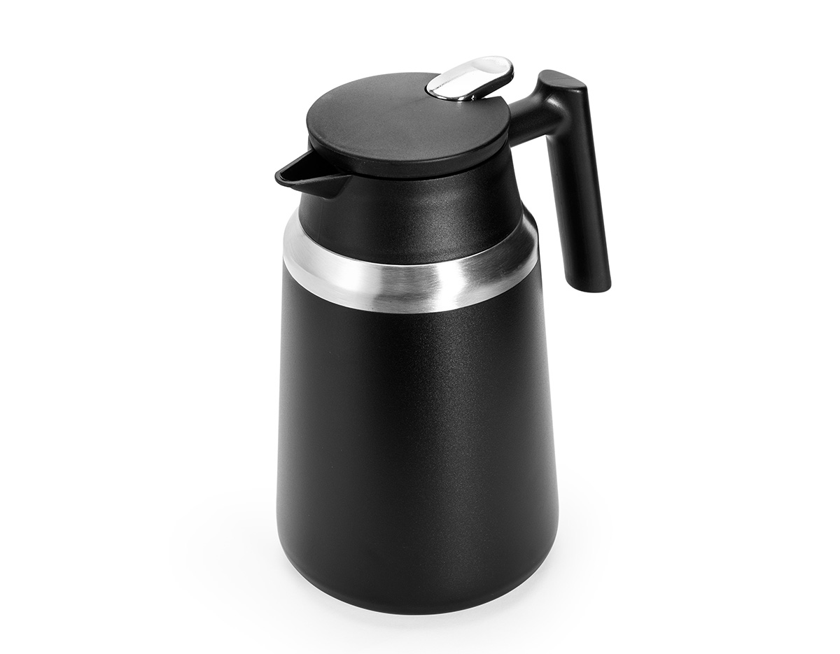 Garrafa térmica feita em inox com cabo e bico em plástico resistente, base emborrachada antiderrapante e capacidade máxima de 1,5 litro. com acionamento por pressão para servir o conteúdo. Apresenta estrutura de parede dupla e isolamento a vácuo, que conserva a temperatura dos líquidos por mais tempo.