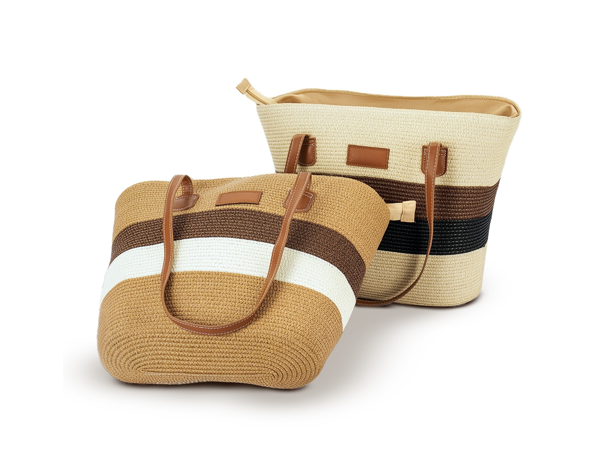 Bolsa feita em fios de papel torcido costurados com linha de nylon. Possui fechamento em zíper, compartimento interno com bolso compacto, alças e detalhes em couro sintético, incluindo plaquinha frontal costurada.