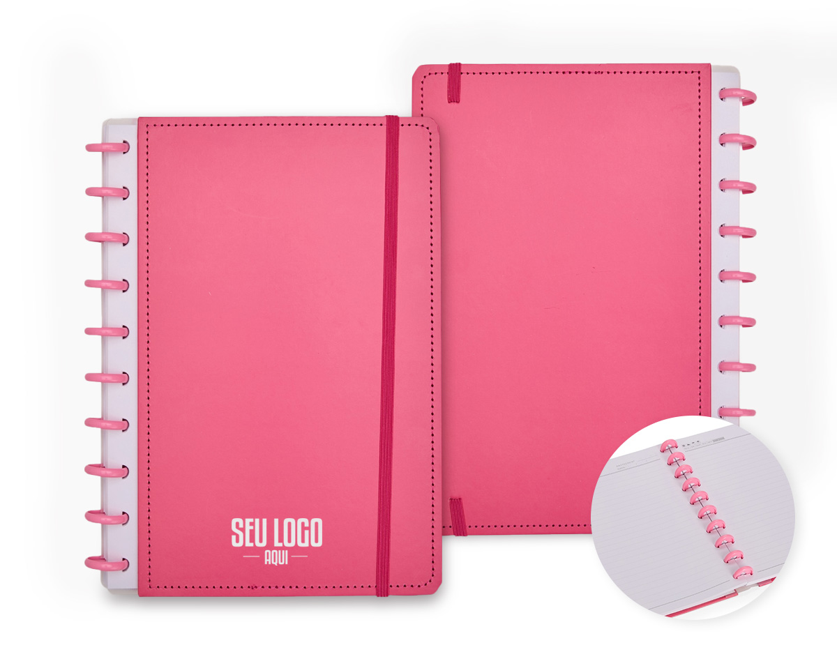 Caderno capa dura em papelão, com elástico para fechamento e encadernação em discos plásticos reposicionáveis, que permitem acrescentar ou remover folhas compatíveis com facilidade. Conta com aproximadamente 80 folhas brancas pautadas.
