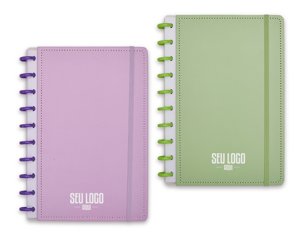 Caderno capa dura em papelão, com elástico para fechamento e encadernação em discos plásticos reposicionáveis, que permitem acrescentar ou remover folhas compatíveis com facilidade. Conta com aproximadamente 80 folhas brancas pautadas.