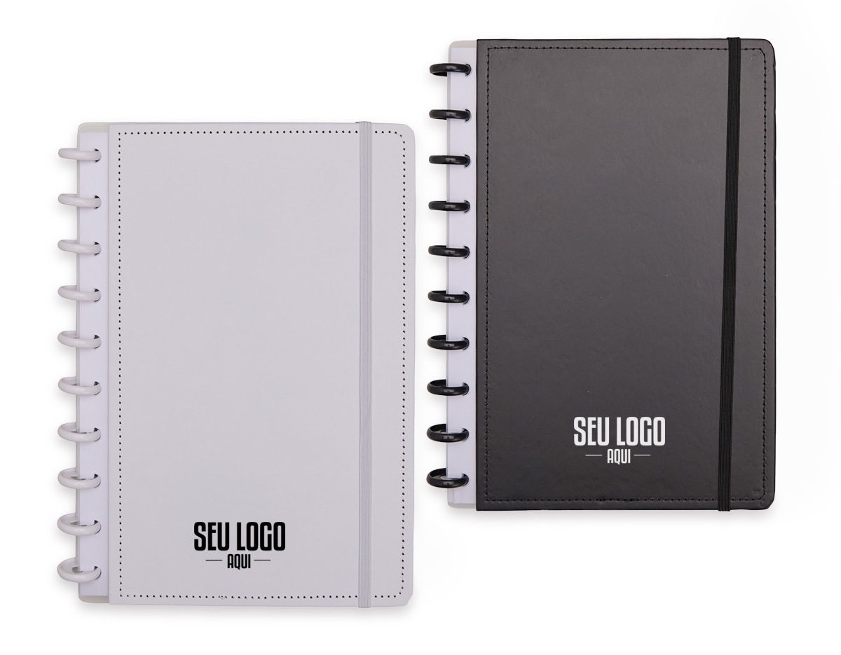 Caderno capa dura em papelão, com elástico para fechamento e encadernação em discos plásticos reposicionáveis, que permitem acrescentar ou remover folhas compatíveis com facilidade. Conta com aproximadamente 80 folhas brancas pautadas.