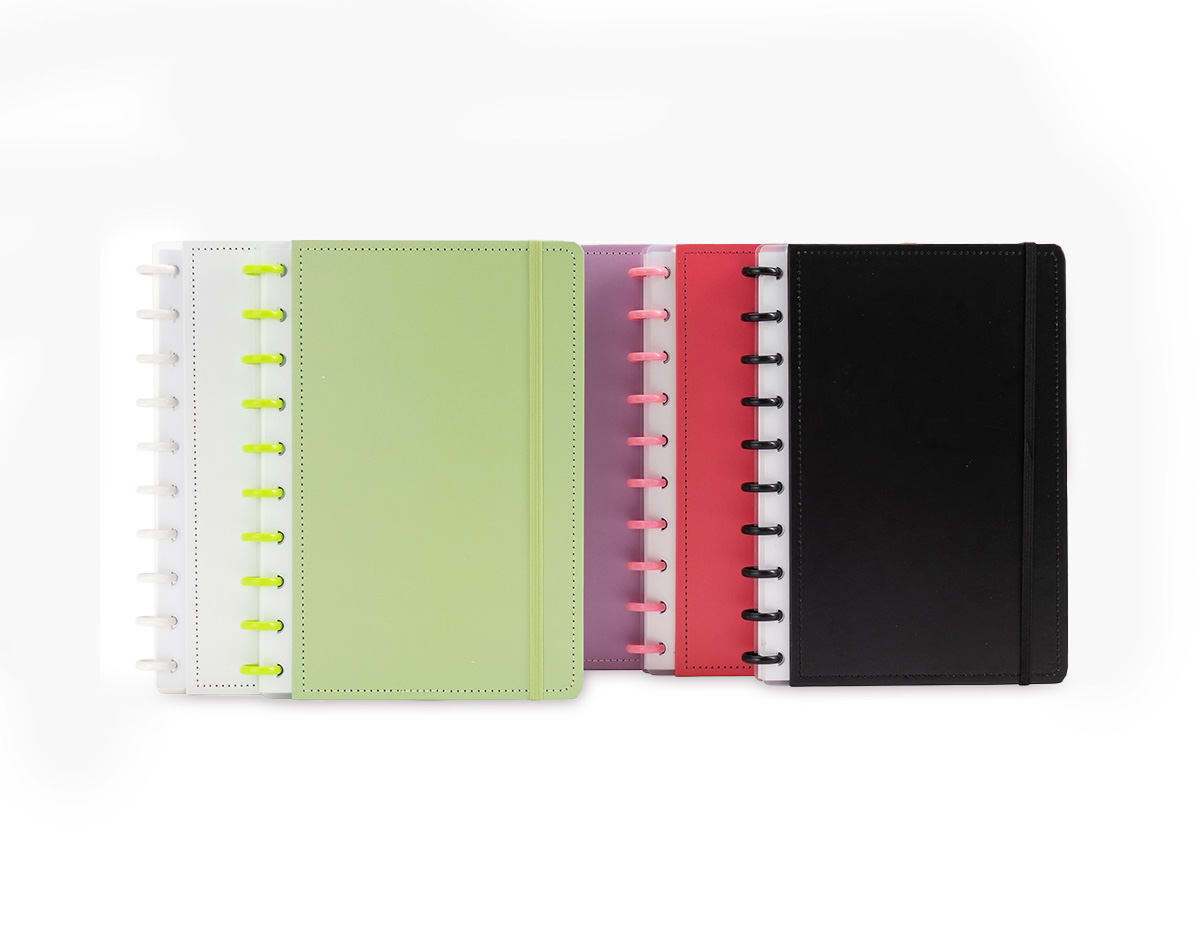 Caderno capa dura em papelão, com elástico para fechamento e encadernação em discos plásticos reposicionáveis, que permitem acrescentar ou remover folhas compatíveis com facilidade. Conta com aproximadamente 80 folhas brancas pautadas.