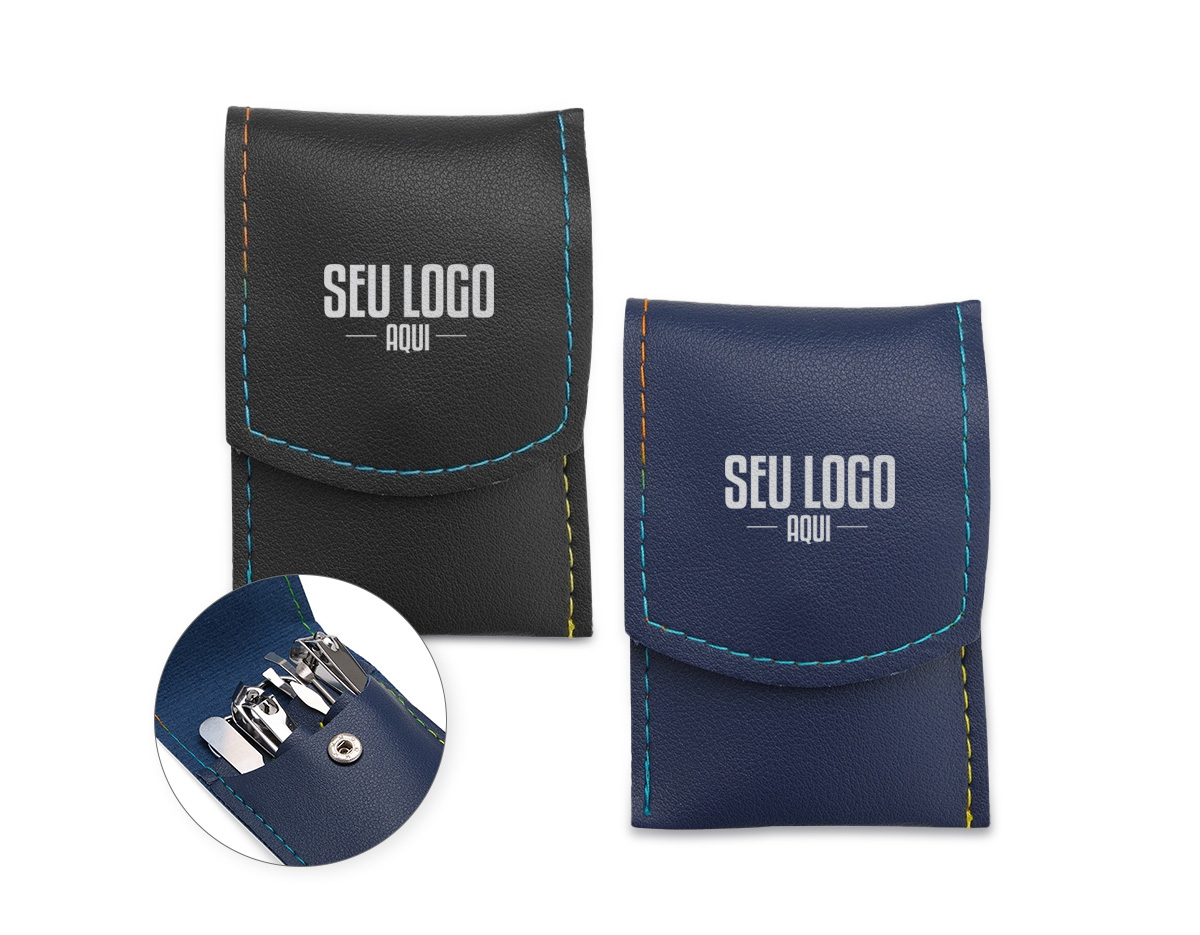 Kit manicure com 7 peças em estojo de couro sintético, reunindo tesoura, dois cortadores, pinça, lixa, empurrador de cutícula e espátula para ouvido. Prático e completo para cuidados pessoais, é um brinde corporativo sofisticado que agrega utilidade e valor à marca.