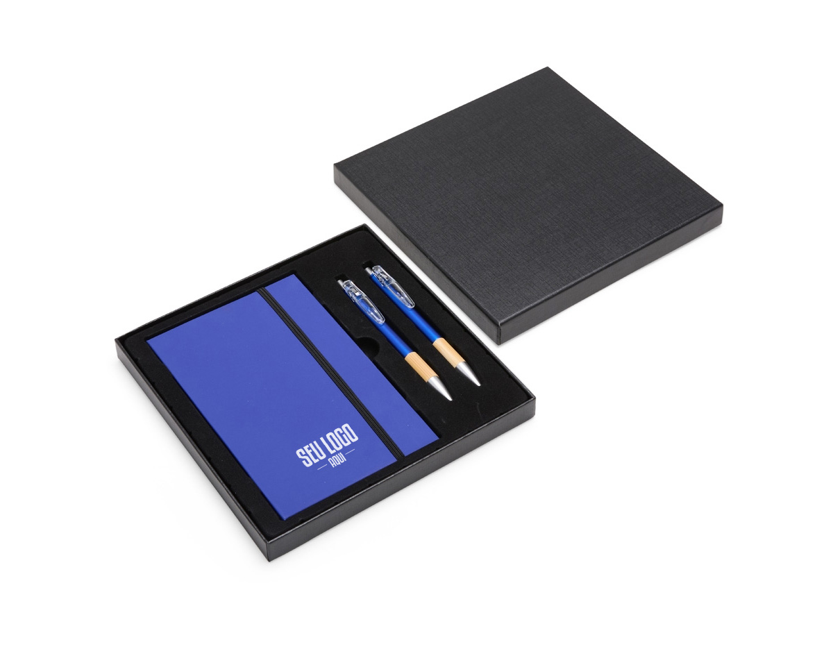 Kit executivo com três peças, composto por uma caderneta, uma caneta e uma lapiseira. A caderneta possui capa dura em papelão reforçado, fechamento em elástico, cerca de 82 folhas pautadas, bloco de folhas amarelas e outro com marcadores autoadesivos coloridos. A caneta e a lapiseira contam com corpo em plástico e detalhes em bambu. Além disso, a caneta possui carga esferográfica azul de 1,0 mm, enquanto a lapiseira dispõe de grafite de 0,7 mm. Acompanha caixa em papelão com berço em plástico para guardar os itens do conjunto.
Bloco de Anotação: 18,8 cm x 11,5 cm x 1,3 cm, Caneta: 13,8 cm x 1,5 cm Lapiseira: 13,7 cm x 1,5 cm.