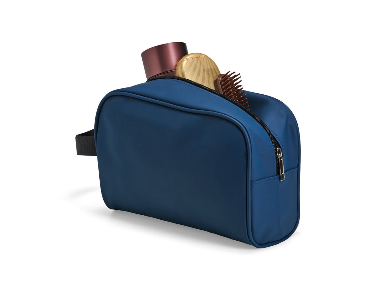 Nécessaire em couro sintético impermeável, ideal para organizar itens com segurança. Possui fechamento em zíper e alça lateral em nylon, garantindo praticidade no uso diário. Um brinde corporativo elegante e funcional, perfeito para valorizar sua marca com estilo.