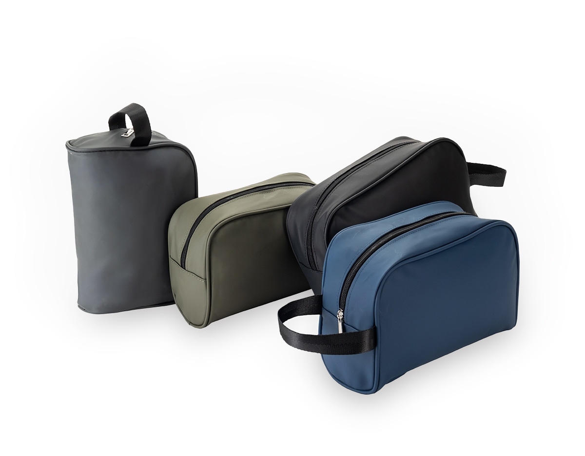 Nécessaire em couro sintético impermeável, ideal para organizar itens com segurança. Possui fechamento em zíper e alça lateral em nylon, garantindo praticidade no uso diário. Um brinde corporativo elegante e funcional, perfeito para valorizar sua marca com estilo.