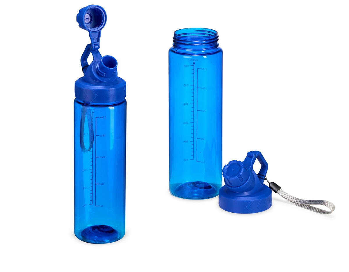Squeeze plástico livre de BPA, com capacidade máxima de 750ml e marcação de volume de 700ml impressa no corpo. Dispõe de bocal plástico com protetor rosqueável para o bocal e alça fixa. Acompanha cordão de nylon para prender à alça da tampa.