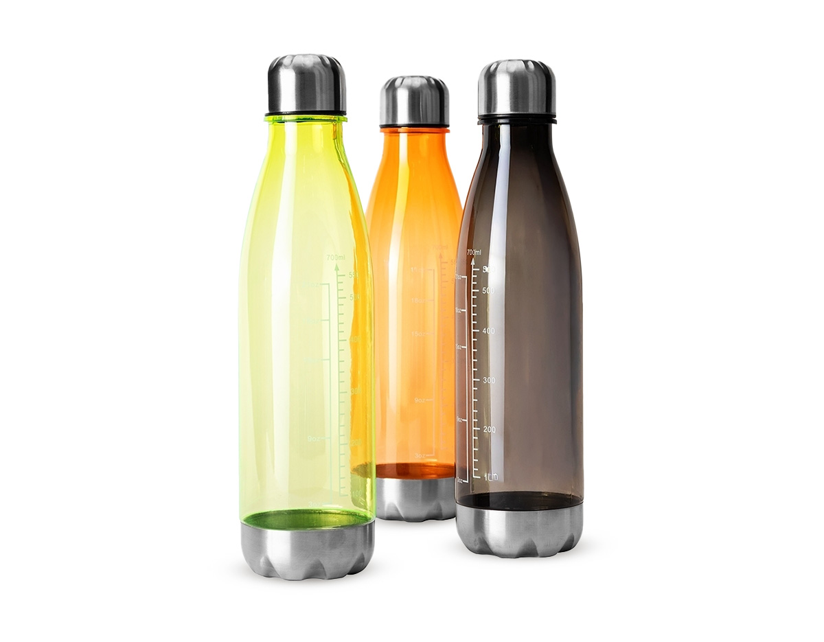 Garrafa plástica translúcida com capacidade de 750 ml e marcação de volume até 700 ml, ideal para acompanhar a rotina com praticidade. Possui base e tampa rosqueável em alumínio, que adicionam resistência e um toque moderno. Um brinde corporativo funcional e de grande apelo visual.