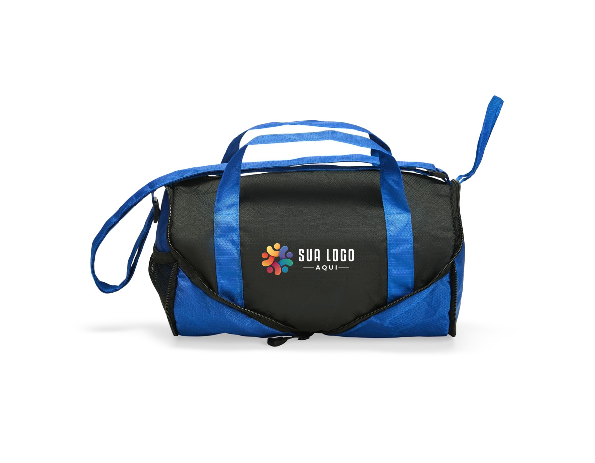 Bolsa esportiva em poliéster 420D resistente à água, com fechamento em zíper e capacidade de 6 litros. Quando dobrada, mantém formato arredondado com bolso telado e uma alça de mão para transporte. Aberta, possui dois bolsos externos: um frontal aberto e outro lateral em tela de nylon com elástico. Conta ainda com duas alças laterais fixas e uma alça transversal ajustável.