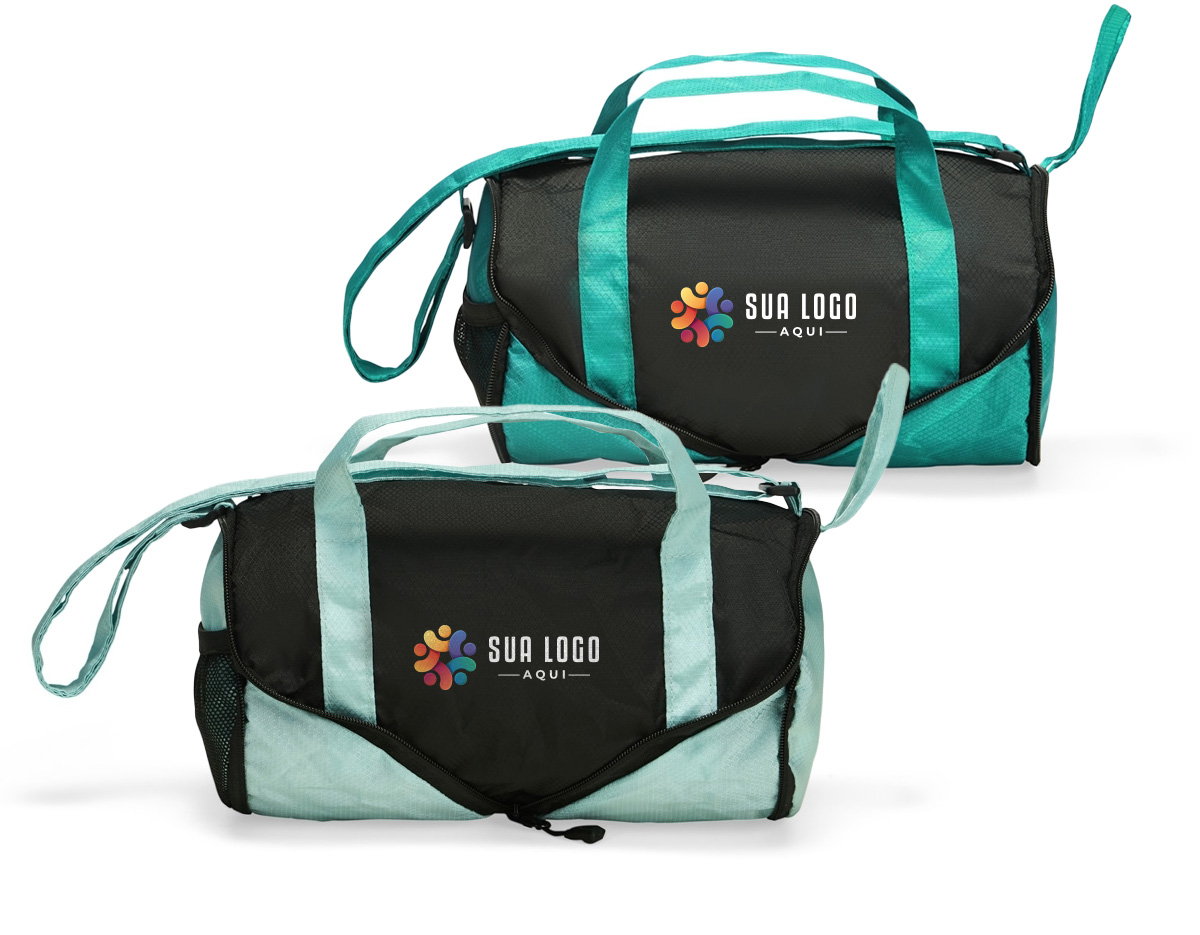 Bolsa esportiva em poliéster 420D resistente à água, com fechamento em zíper e capacidade de 6 litros. Quando dobrada, mantém formato arredondado com bolso telado e uma alça de mão para transporte. Aberta, possui dois bolsos externos: um frontal aberto e outro lateral em tela de nylon com elástico. Conta ainda com duas alças laterais fixas e uma alça transversal ajustável.