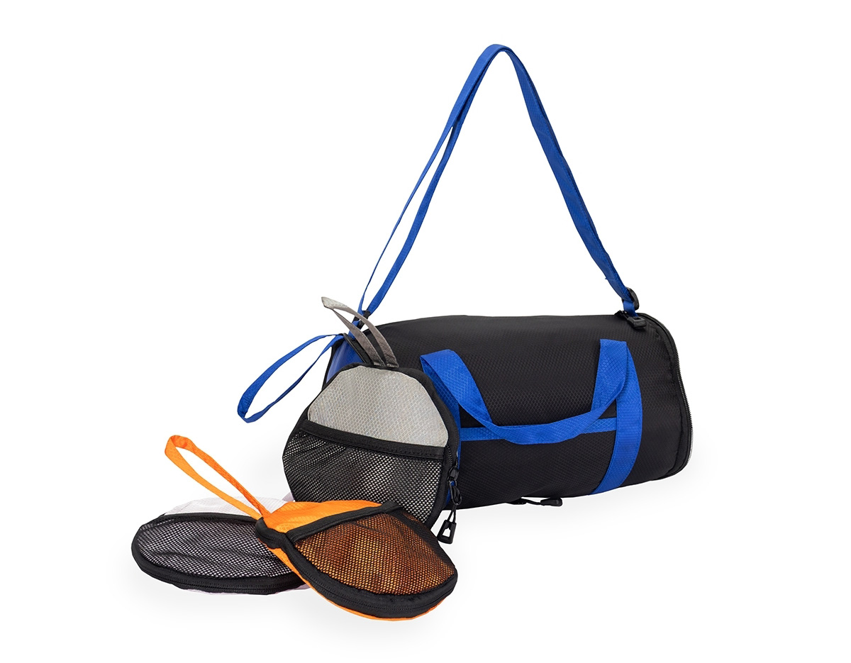 Bolsa esportiva em poliéster 420D resistente à água, com fechamento em zíper e capacidade de 6 litros. Quando dobrada, mantém formato arredondado com bolso telado e uma alça de mão para transporte. Aberta, possui dois bolsos externos: um frontal aberto e outro lateral em tela de nylon com elástico. Conta ainda com duas alças laterais fixas e uma alça transversal ajustável.