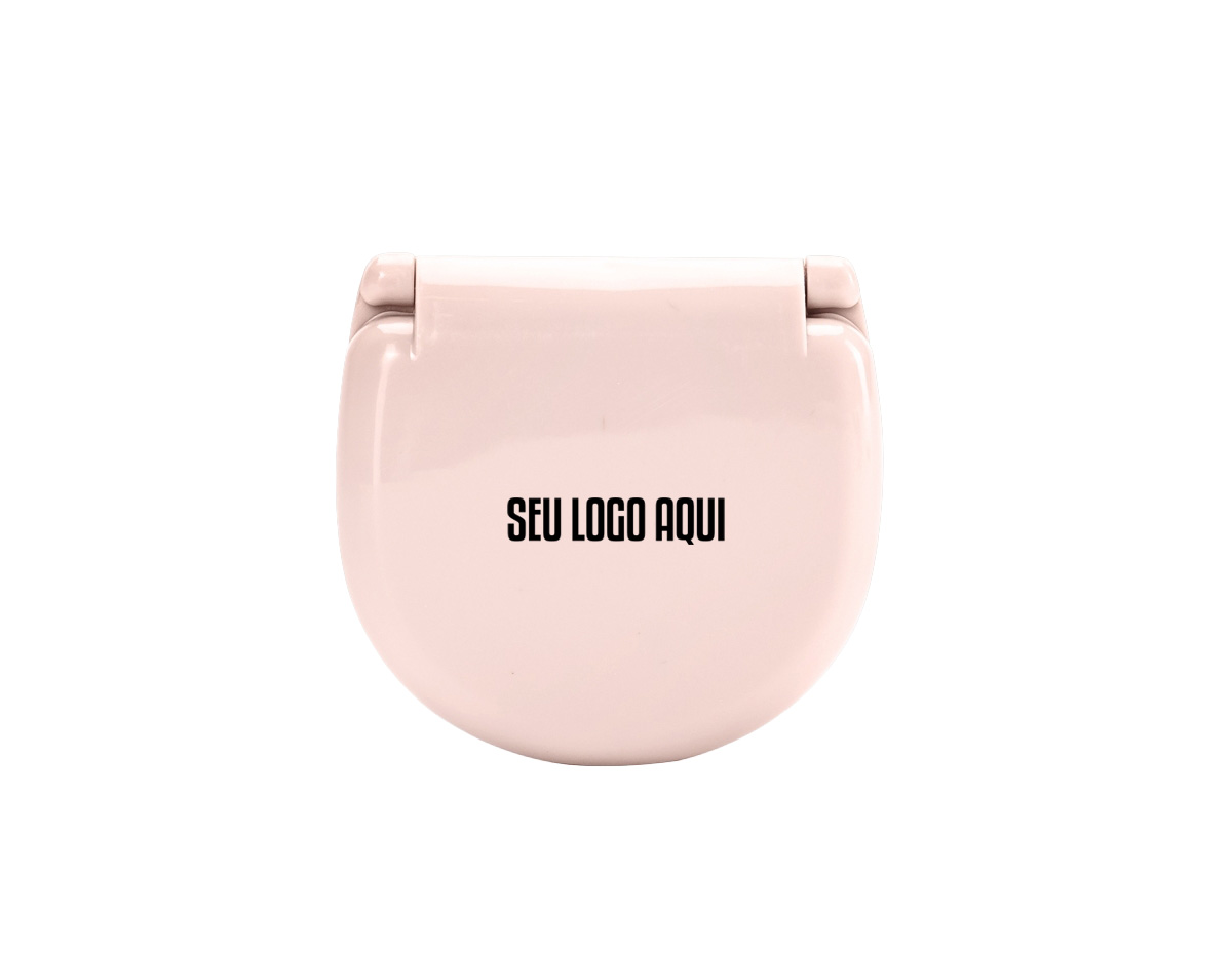 Kit de costura com embalagem plástica de acabamento brilhante e trava para fechamento. O conjunto inclui: três alfinetes de cabeça, uma pinça, um passador de linha, uma tesoura, um alfinete de segurança, um jogo de linhas com seis cores diferentes, dois botões, dois colchetes de pressão e três agulhas pequenas.