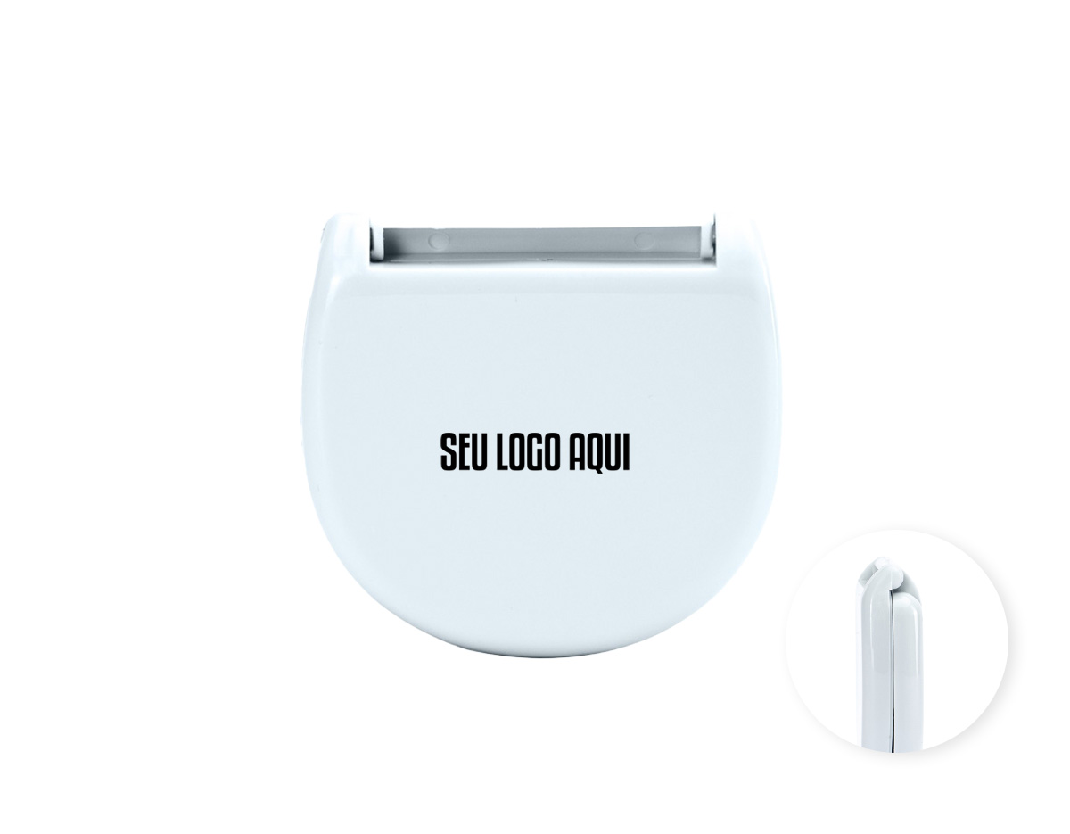 Kit de costura com embalagem plástica de acabamento brilhante e trava para fechamento. O conjunto inclui: três alfinetes de cabeça, uma pinça, um passador de linha, uma tesoura, um alfinete de segurança, um jogo de linhas com seis cores diferentes, dois botões, dois colchetes de pressão e três agulhas pequenas.