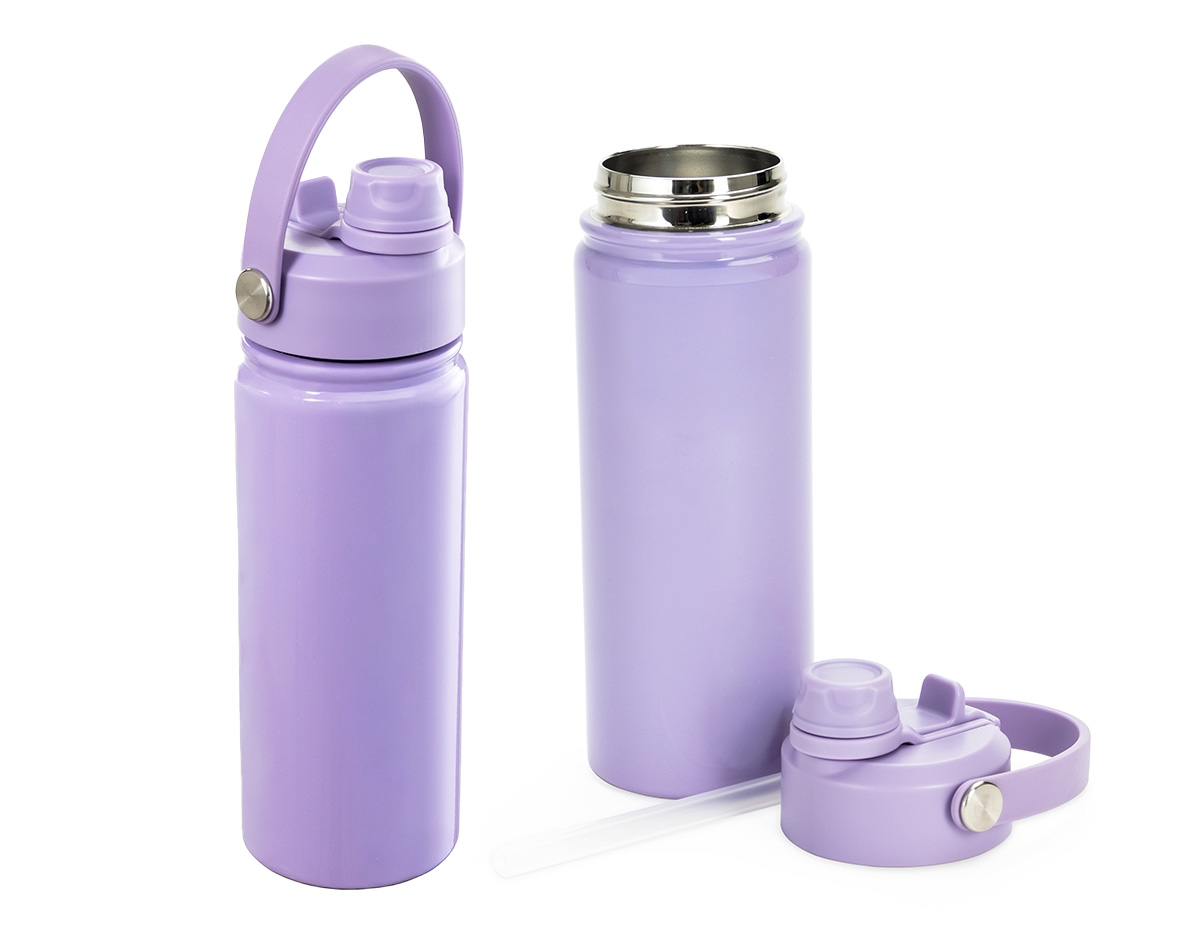 Garrafa térmica em aço inox 304 e capacidade para até 600ml. Apresenta estrutura de parede dupla e vedação a vácuo, oferecendo a conservação da temperatura de líquidos por mais tempo. Possui tampa rosqueável feita em plástico com proteção para o bocal, bico flip, canudo interno removível e alça fixa para transporte.