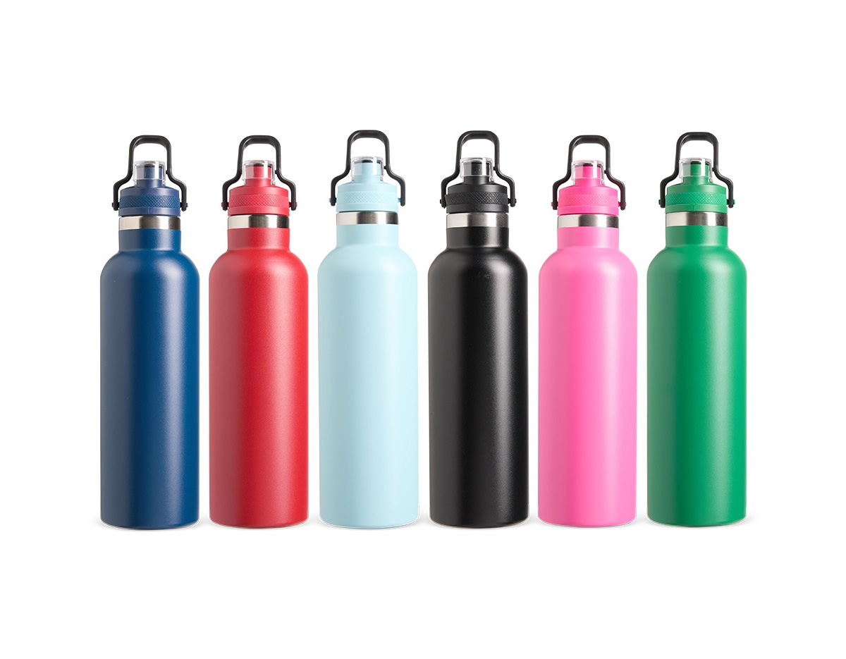 Garrafa térmica em inox 304 com capacidade de até 800ml. Possui estrutura de parede dupla e vedação a vácuo, permitindo conservar a temperatura de bebidas por mais tempo. Apresenta uma tampa rosqueável em plástico com protetor para o bocal e trava de segurança integrada à alça.