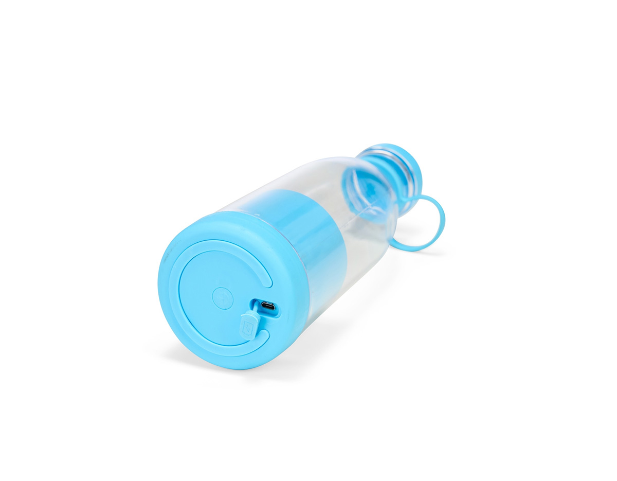 Garrafa plástica com base misturadora para frutas com capacidade máxima de 380ml. Possui base rosqueável com lâminas em inox acionadas por botão, permitindo a mistura de frutas com líquidos, além de tampa rosqueável e alça removível em silicone para transporte. Observação: Para que o triturador funcione corretamente, o volume de frutas e líquidos não deve ultrapassar 300ml.