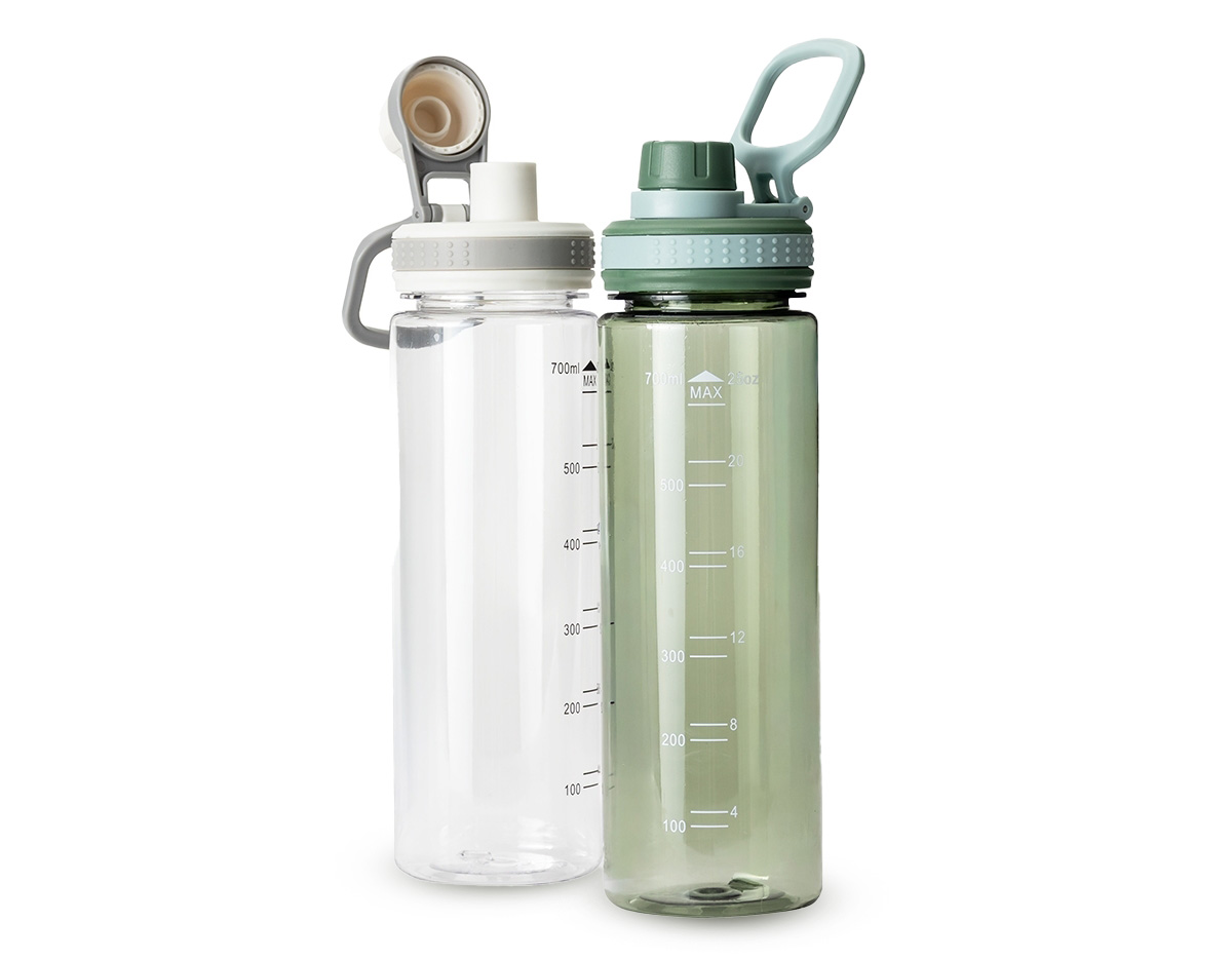 Garrafa plástica de 750ml, com marcação de volume até 700ml para uso preciso no dia a dia. Conta com tampa rosqueável, protetor de bocal e alça prática para transporte. Funcional e versátil, é um brinde corporativo ideal para promover sua marca com utilidade e estilo.