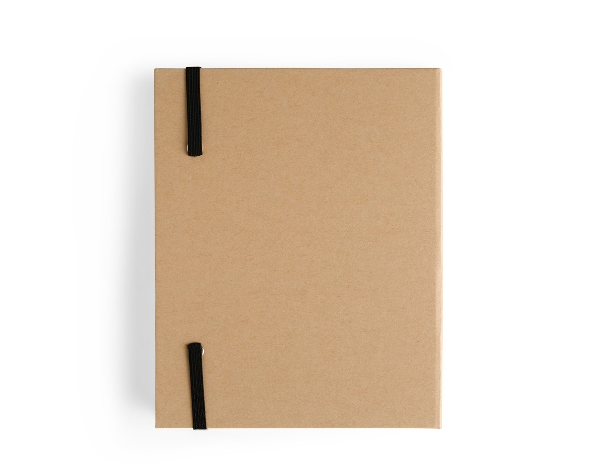 Bloco de anotações com capa dura em kraft e fechamento por elástico. Possui aproximadamente 80 folhas de tonalidade marfim sem pautas e cinco canetas coloridas de ponta dupla: uma fina e outra tipo pincel.