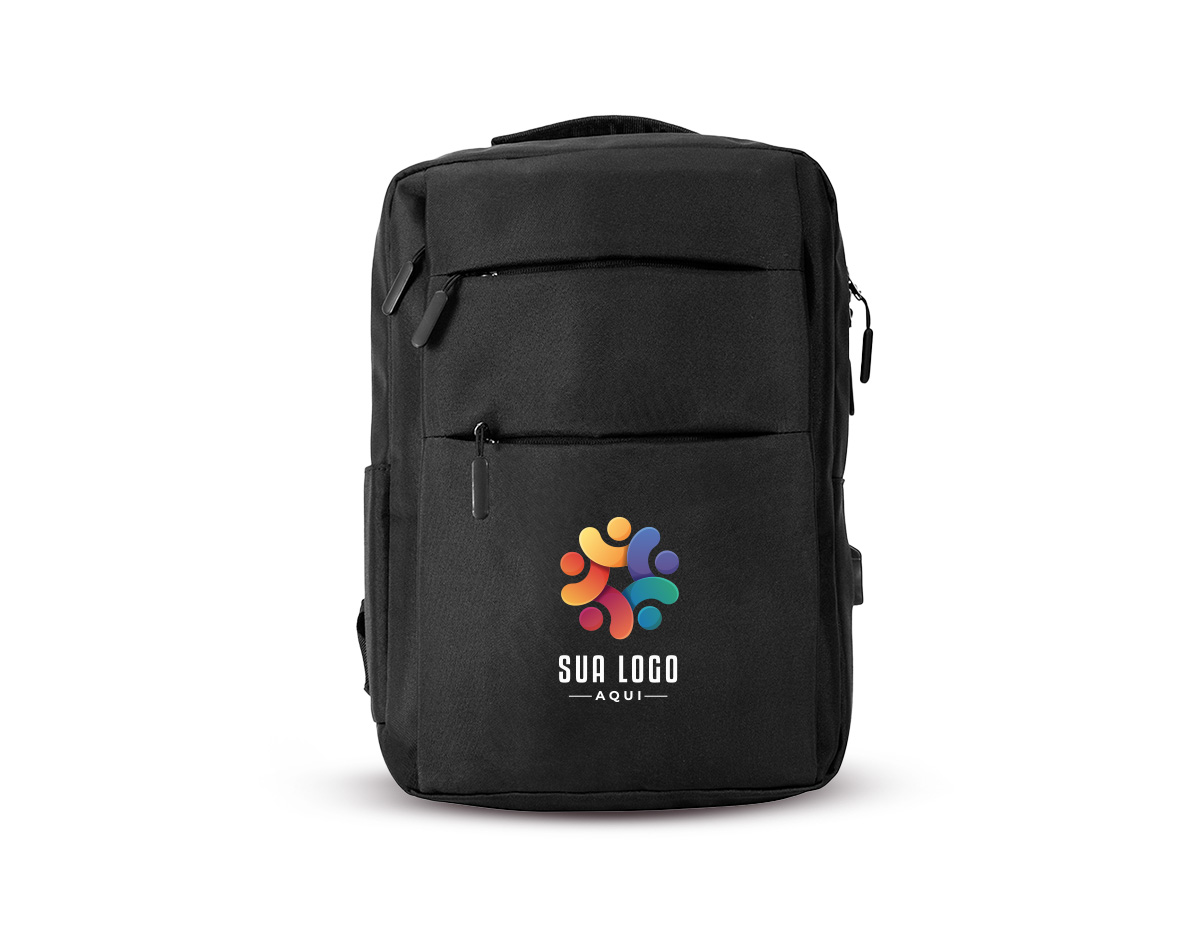 Mochila confeccionada em nylon Oxford impermeável, com fechamento em zíper, puxadores com detalhes em nylon e plástico e capacidade de até 14 litros. Possui compartimento interno principal com bolsos de tamanhos variados e divisória para notebooks de ate 15,6 polegadas. Possui três compartimentos externos, um deles com abertura lateral. Dispõe também de bolso lateral, porta USB, alça de mão em poliéster 210D e alças para as costas em tecido respirável.