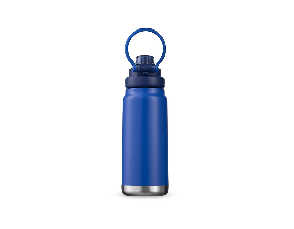 Garrafa térmica em inox com base emborrachada antiderrapante e capacidade máxima de 750ml. Possui estrutura de parede dupla e isolamento a vácuo, permitindo conservar a temperatura de líquidos por mais tempo. Dispõe ainda de tampa plástica com alça móvel e protetor para o bocal acionado por botão. Acompanha um canudo plástico para encaixe no interior da garrafa.