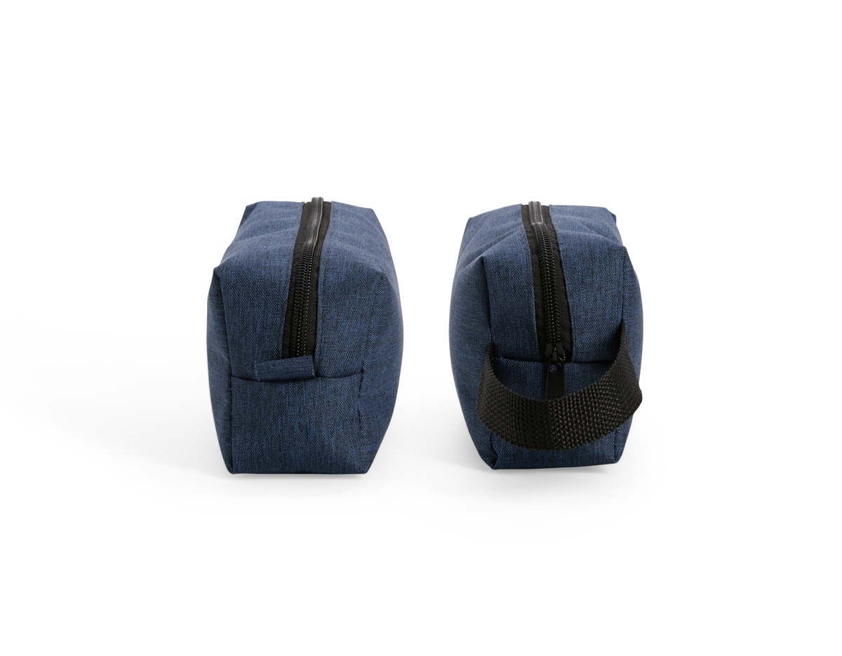 Nécessaire em Poliéster mesclado com PVC resistente à água e fechamento em zíper. Possui alça lateral em nylon para transporte e uma pequena alça para acesso de chaveiro ou gancho.