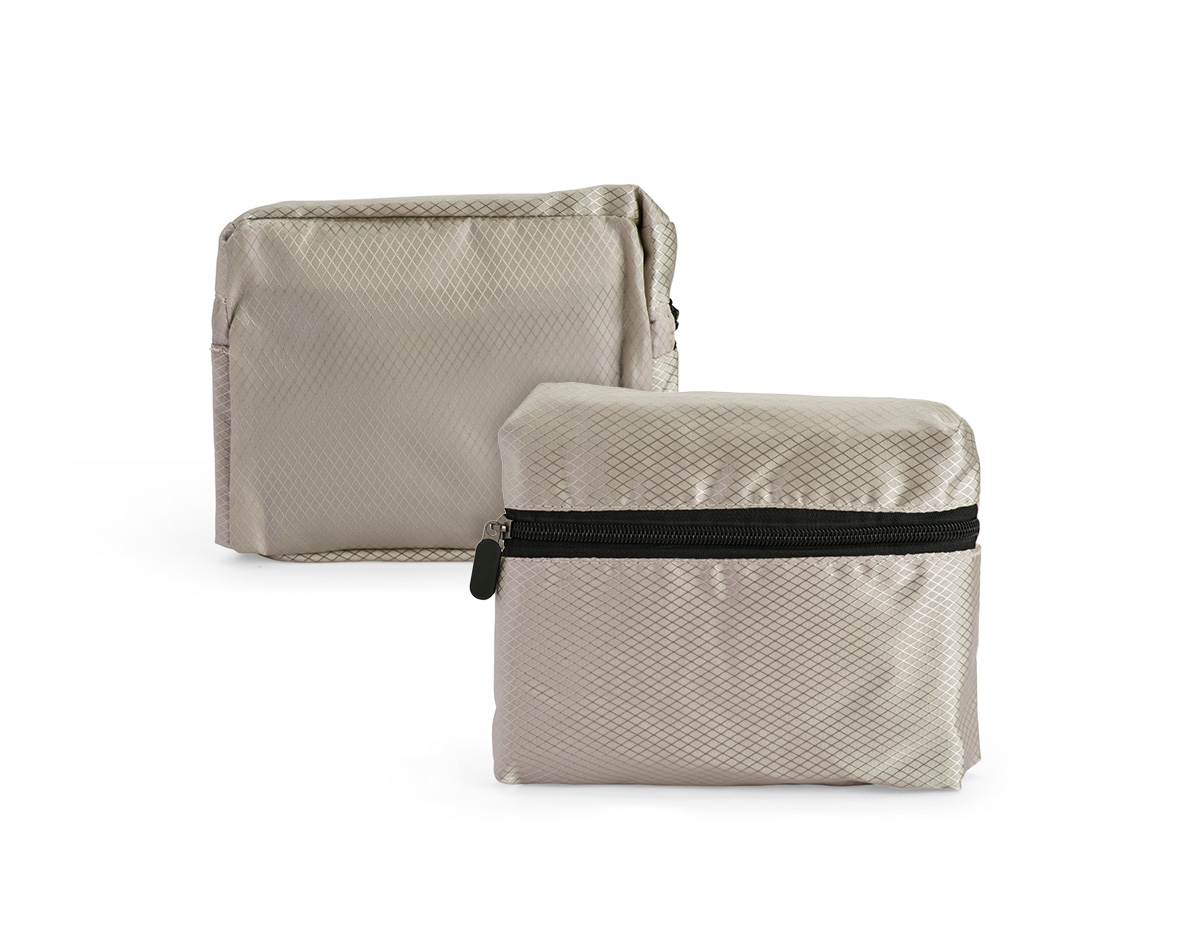 Mochila dobrável confeccionada em poliéster impermeável, fechamento em zíper e capacidade máxima de 18 litros. Pode ser transportada como um estojo compacto quando dobrada e, ao ser desdobrada, apresenta um compartimento interno com divisória para notebook de até 14 polegadas. Conta ainda com bolso frontal com zíper e dois bolsos laterais com elástico, uma alça superior em nylon e duas alças para as cosas com revestimento em espuma respirável.