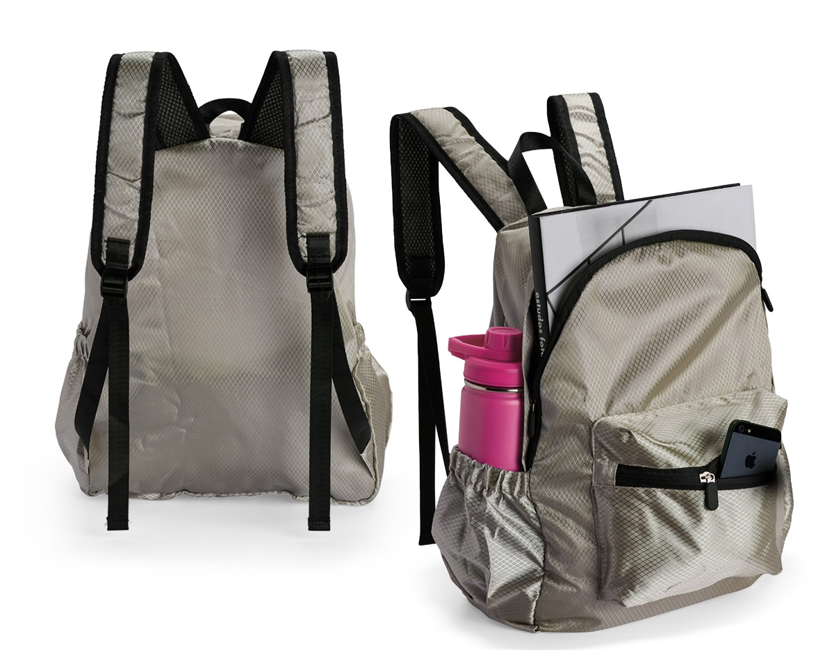 Mochila dobrável confeccionada em poliéster impermeável, fechamento em zíper e capacidade máxima de 18 litros. Pode ser transportada como um estojo compacto quando dobrada e, ao ser desdobrada, apresenta um compartimento interno com divisória para notebook de até 14 polegadas. Conta ainda com bolso frontal com zíper e dois bolsos laterais com elástico, uma alça superior em nylon e duas alças para as cosas com revestimento em espuma respirável.